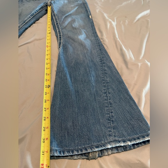 True Religion Blue Jeans with Horseshoe Stitching - Picture 11 of 13